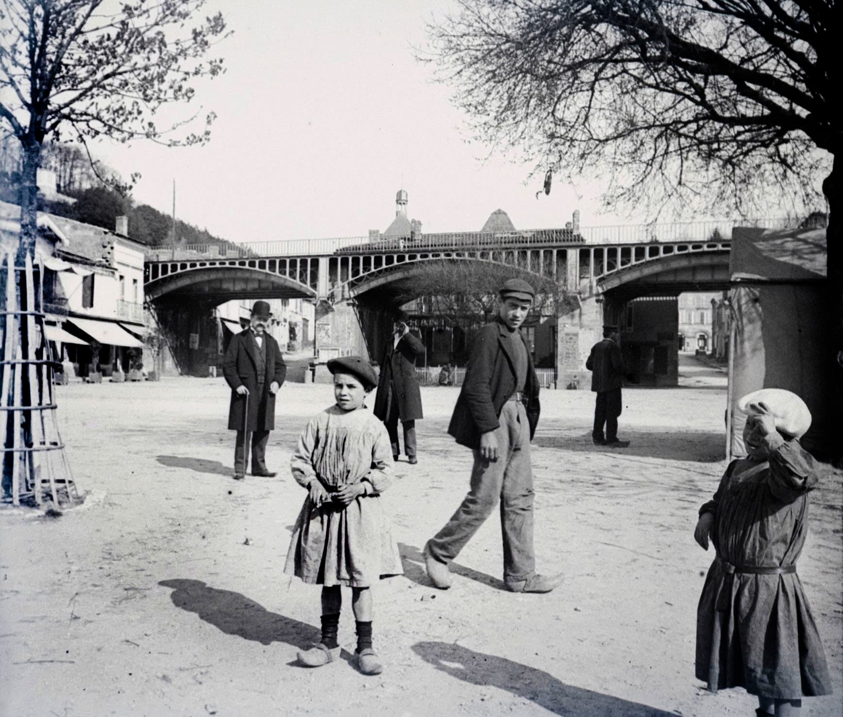 Sur des plaques de verre, les fantômes de Bordeaux reprennent vie