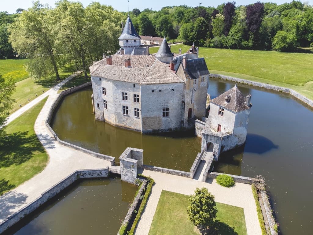Trésor en Gironde, l’illustre chateau de la Brède, résidence de Montesquieu