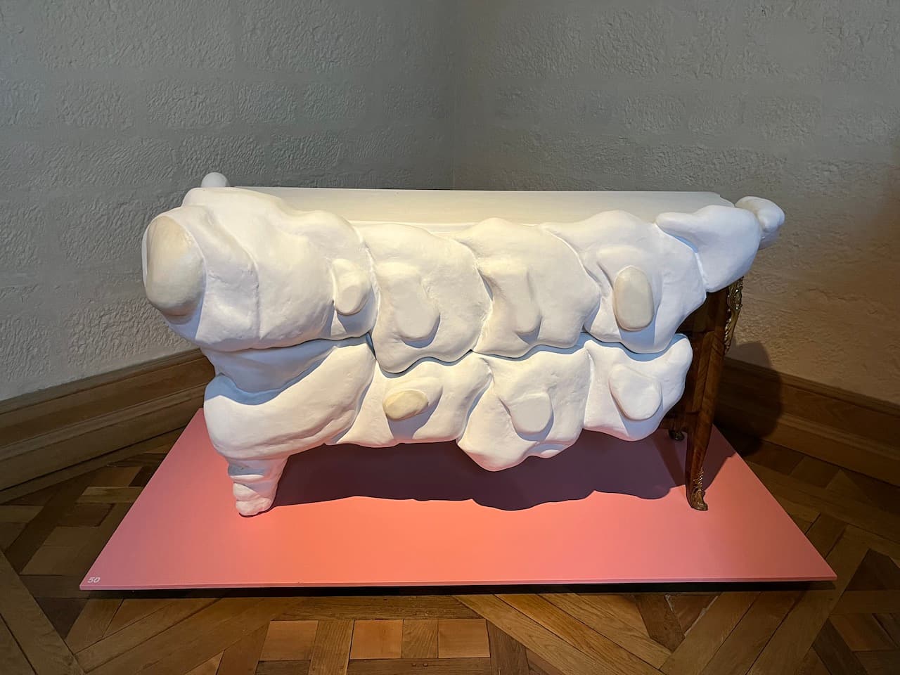 Etonnantes mutations mobilières au château de Biron