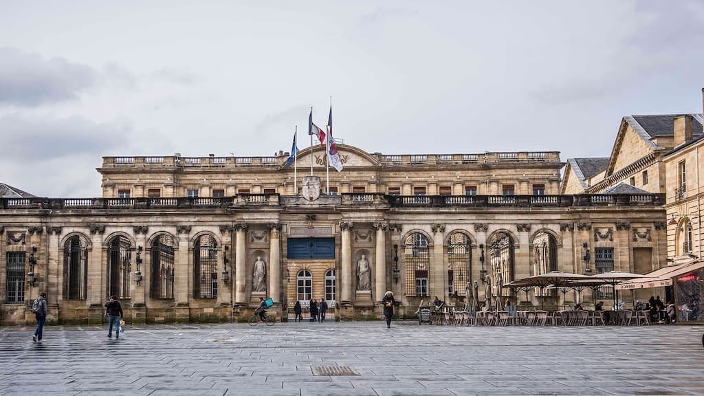 À Bordeaux, la porte de l’Hôtel de ville renaît de ses cendres après 30 mois de chantier